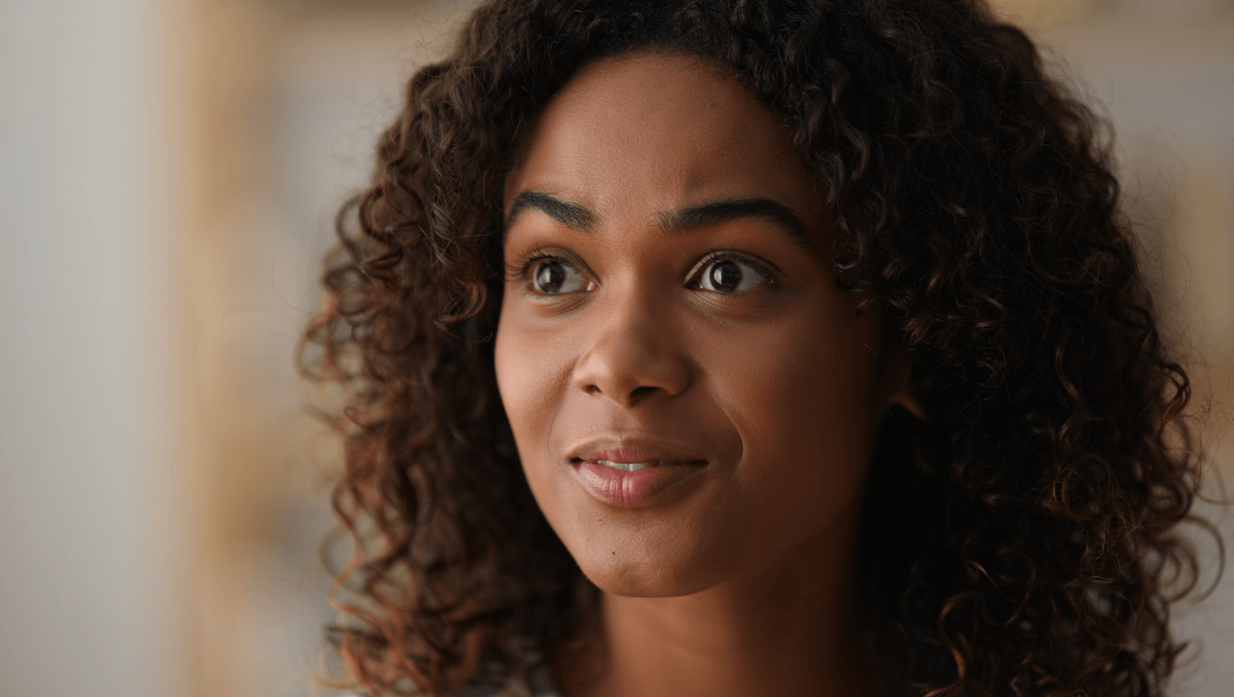 Cheveux bouclés qui regraissent vite : comment rééquilibrer son cuir chevelu ?