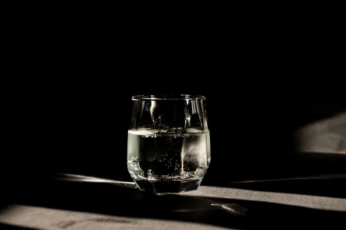 Verre d'eau et solution de réhydratation orale pour compenser les pertes de liquide pendant une gastro-entérite