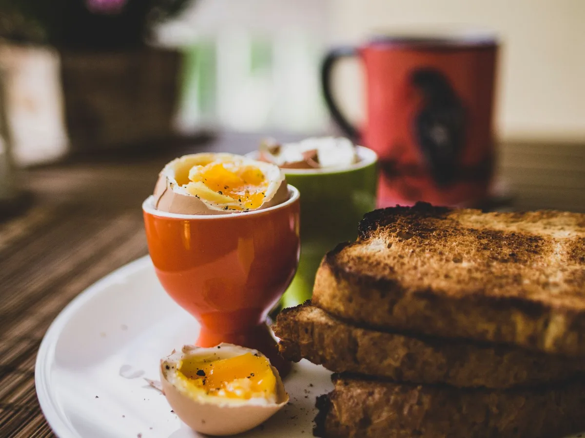 Plateau avec riz blanc, toast grillé, œuf brouillé et bouillon clair, aliments faciles à digérer
