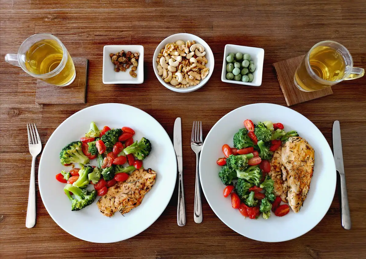 Assiette équilibrée avec portions de glucides, protéines et légumes frais