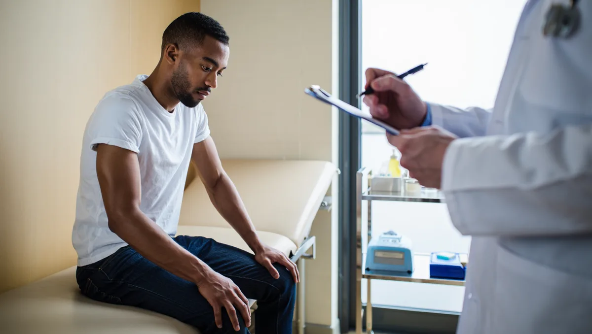 Quels effets indésirables surveiller et comment les limiter ? — Les effets les plus fréquents sont cutanés et neurologiques : rougeur locale, démangeaisons, troubles du sommeil (rêves intenses), maux de tête, nausées. En pratique : Pour les irritations légères : changer