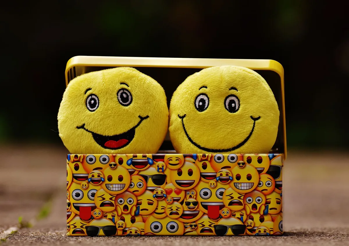 Tableau des émotions avec des visages colorés montrant différents états émotionnels pour aider les enfants à identifier 