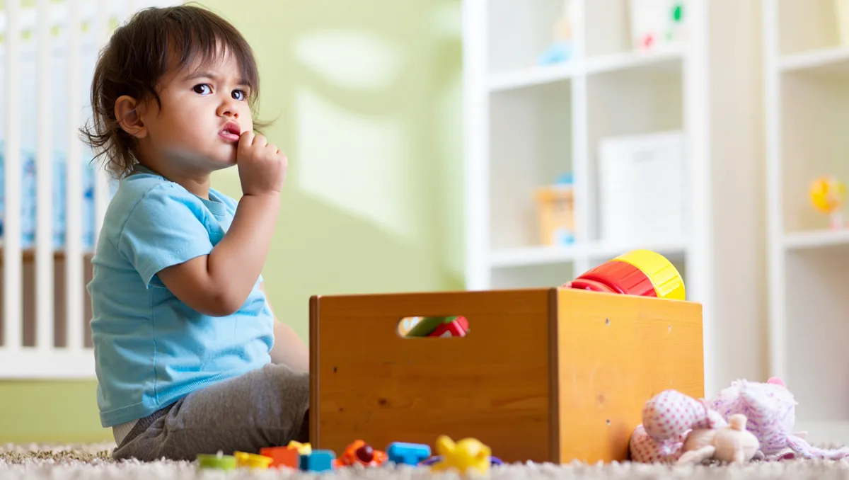 Pourquoi mon enfant tape-t-il les autres ? — Il existe plusieurs causes fréquentes et souvent combinées. Chez les tout-petits, taper sert parfois à obtenir une réponse rapide : attirer l’attention, prendre un jouet, arrêter une situation frustrante. L’imitation joue un rôle