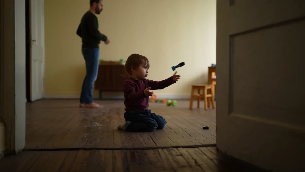 Quels sont les pièges fréquents chez les adultes qui aggravent le problème ? — Plusieurs erreurs observées en crèche ou en famille reviennent régulièrement : Punir physiquement ou crier, ce qui légitime la violence. Rire quand un enfant tape, renforçant l’attention