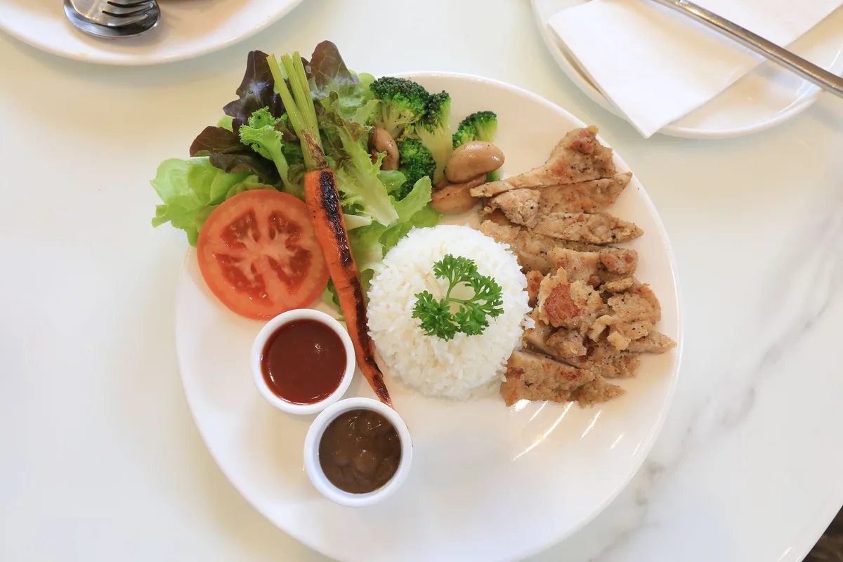 Assiette équilibrée avec protéines, légumes et grains entiers, exemple d'une alimentation durable