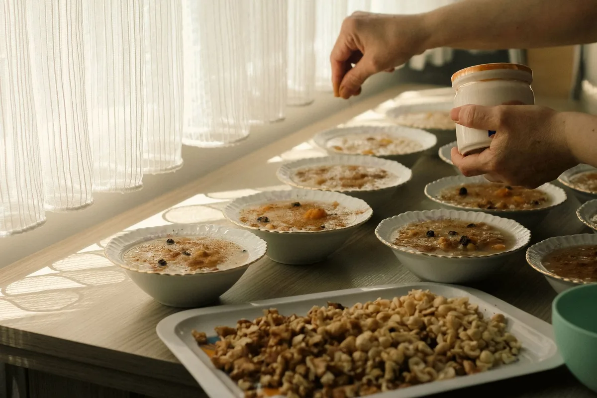 Préparation d'un porridge: flocons d'avoine versés dans de l'eau chaude avec une cuillère en bois