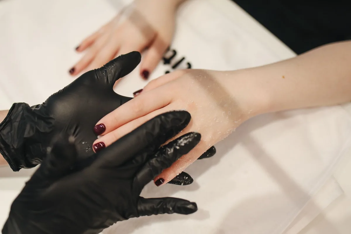 Gommage capillaire appliqué sur le cuir chevelu avec massage circulaire des doigts