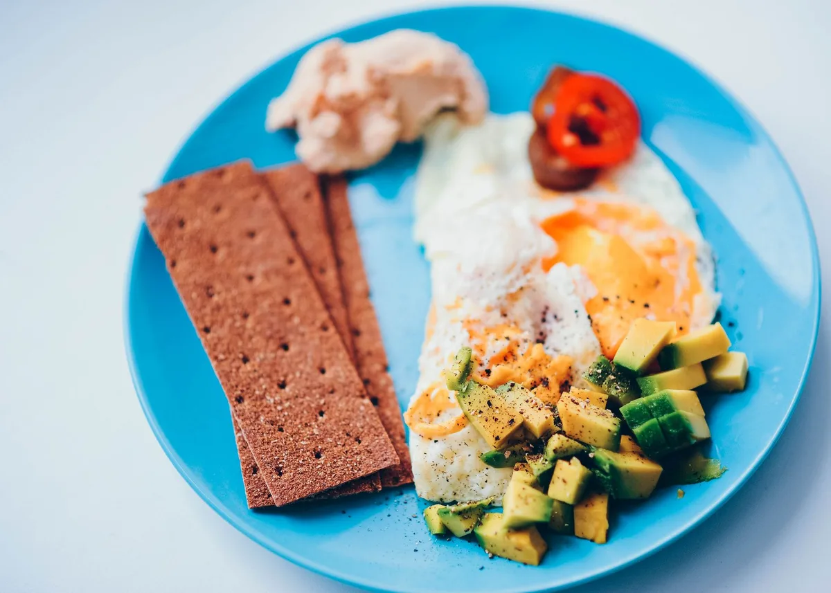 Petit-déjeuner riche en protéines avec œufs, avocat et yaourt grec pour stabiliser la glycémie