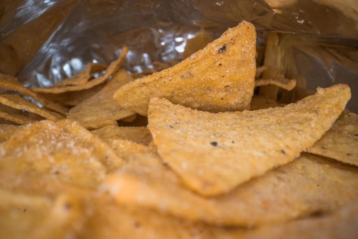 Aliments ultra-transformés et snacks sucrés versus aliments naturels et non transformés