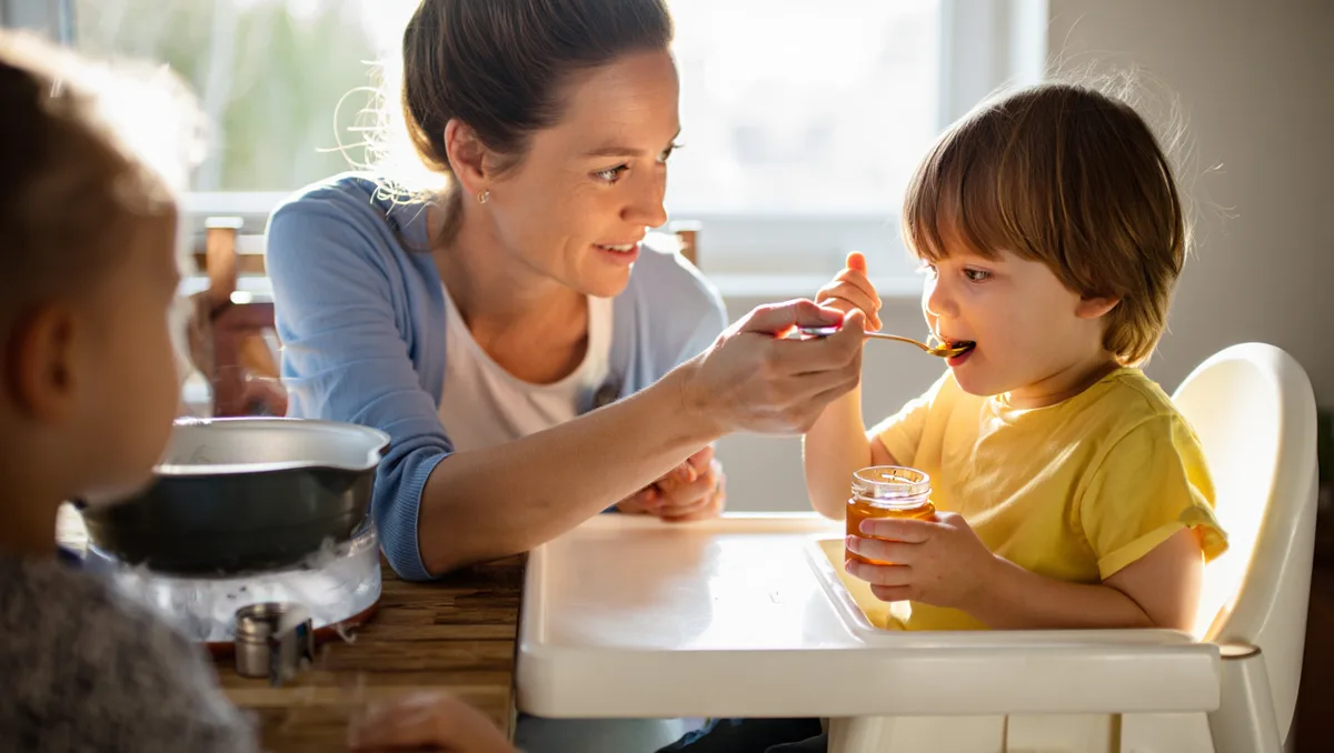 Quels remèdes maison sont réellement utiles et lesquels méritent la prudence ? — Plusieurs pratiques simples ont un effet symptomatique réel : inhalations de vapeur modérées, irrigation nasale au sérum physiologique, miel pour calmer la toux des enfants de plus d’un