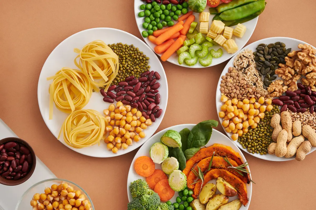 Assiette colorée avec légumes, fruits et aliments riches en fibres