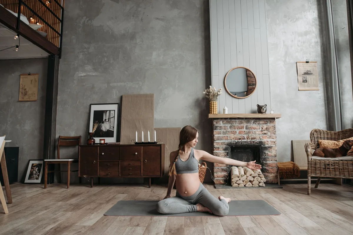 Femme enceinte effectuant des exercices de préparation périnéale pendant la grossesse