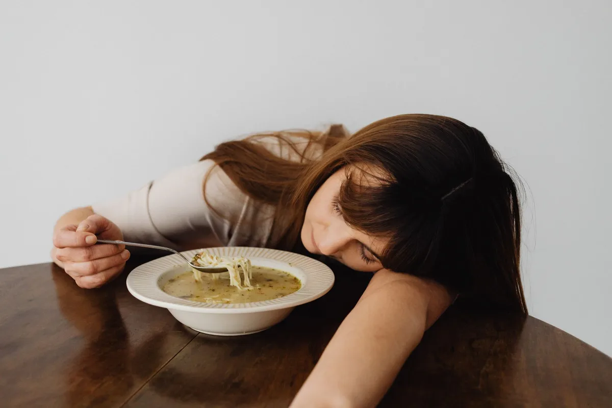 Personne en pause face à ses émotions, illustrant la distinction entre vraie faim et faim émotionnelle.