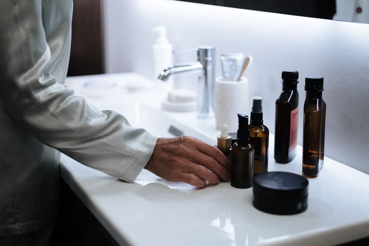 Routine de soins quotidienne avec nettoyant, traitement et hydratant pour l'acné