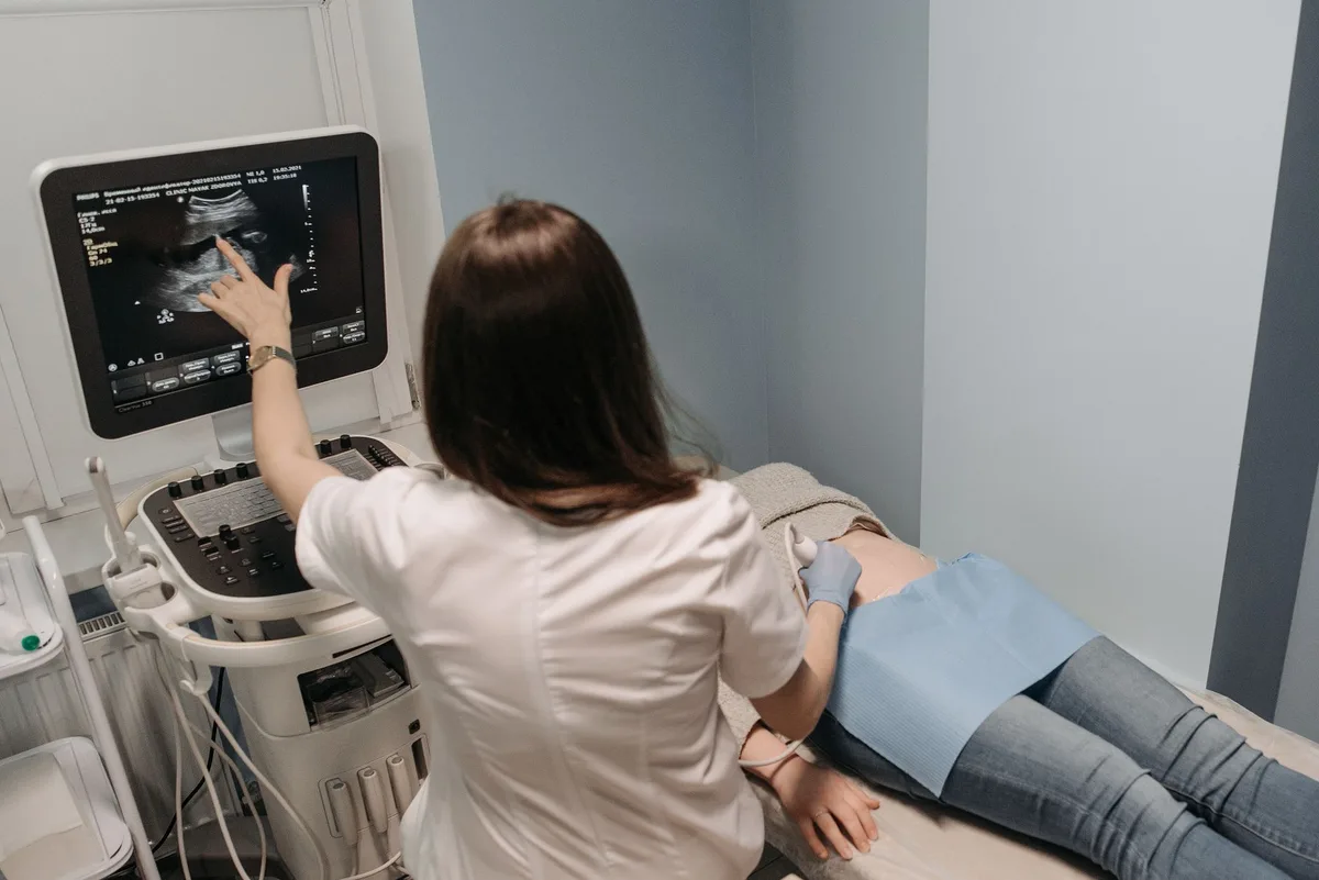 Professionnel de santé réalisant une échographie pour dater une grossesse