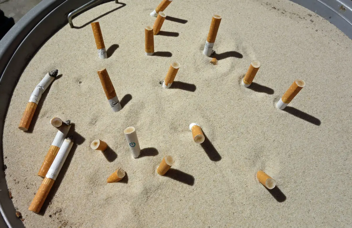 Comparaison visuelle entre cigarettes classiques et e-cigarette pour illustrer les différences de combustion