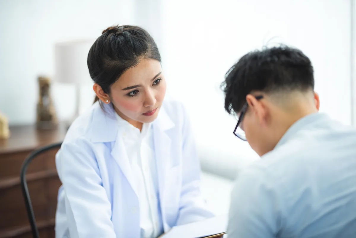 Consultation médicale avec un professionnel de santé discutant d'un plan de sevrage tabagique