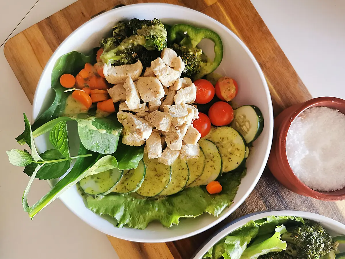 Salade équilibrée composée de légumes variés, protéines et bonnes graisses.