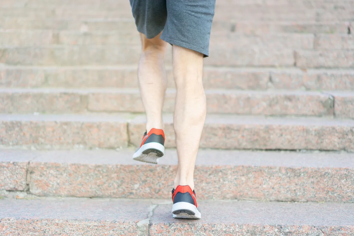 Personne montant les escaliers ou s'entraînant pour augmenter son activité physique quotidienne.