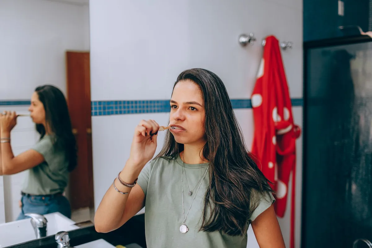 Personne se brossant la langue doucement avec une brosse à dents