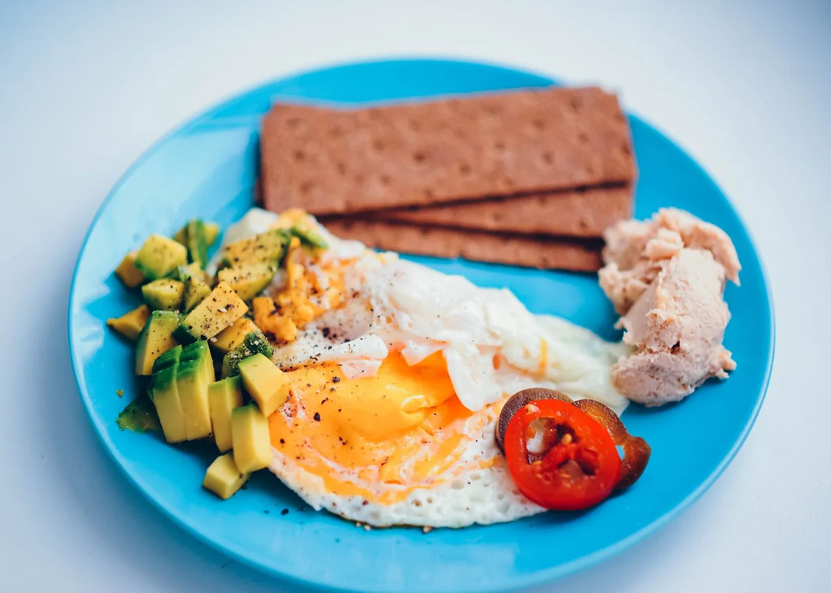 Portion d'avocat frais dans une assiette avec des aliments sains