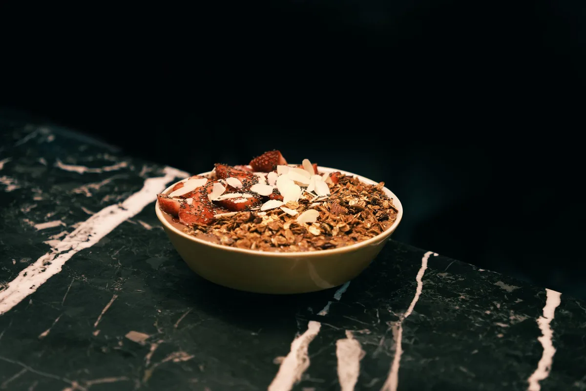 Bol de porridge aux flocons d'avoine garni de segments de pamplemousse frais et de graines
