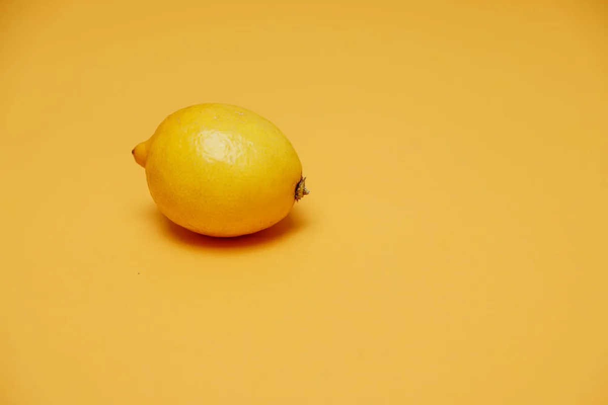 Sorbets colorés dans un verre givré avec glaçons et cuillère, lumière d'été