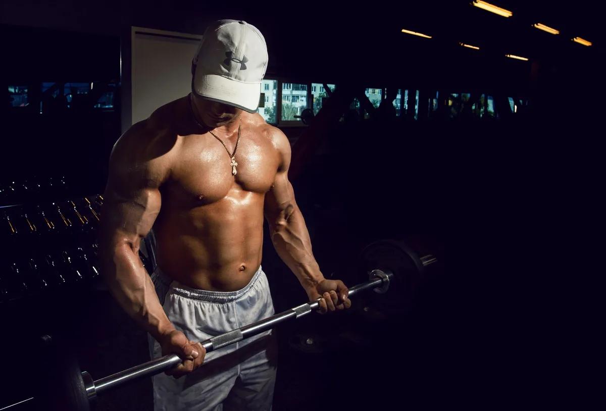 Femme effectuant un exercice de renforcement musculaire avec des poids