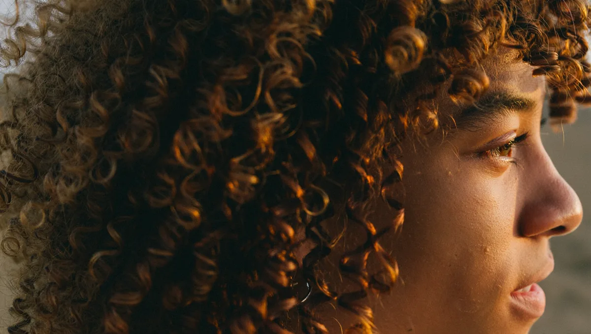 Pourquoi prévenir les dégâts sur les cheveux texturés ? — Les cheveux ondulés, bouclés, frisés ou crépus possèdent une structure qui rend l'hydratation plus difficile à répartir. La cuticule s'altère plus vite sous l'effet du soleil et d'une exposition répétée à