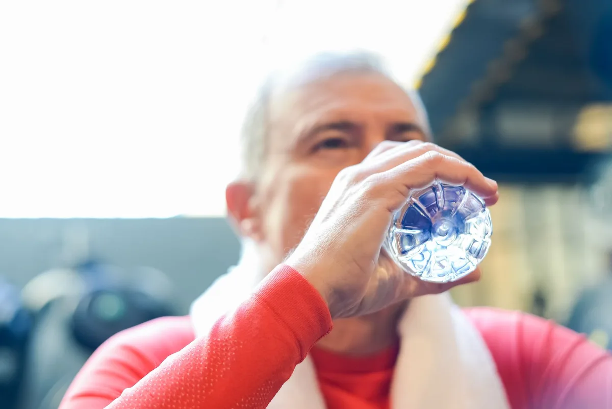 Solutions de réhydratation orale et petits verres pour hydrater un enfant qui vomit