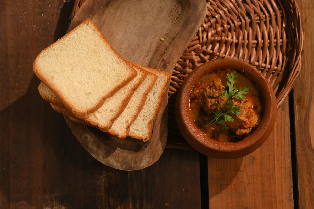 Aliments légers et faciles à digérer : riz, pain sec, poulet nature, compote