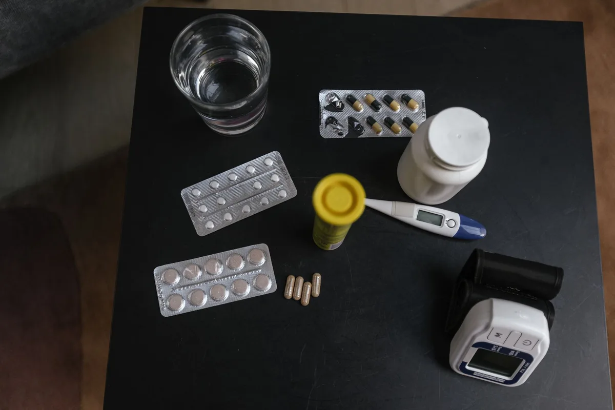 Sélection d'antihistaminiques et collyres sur une table