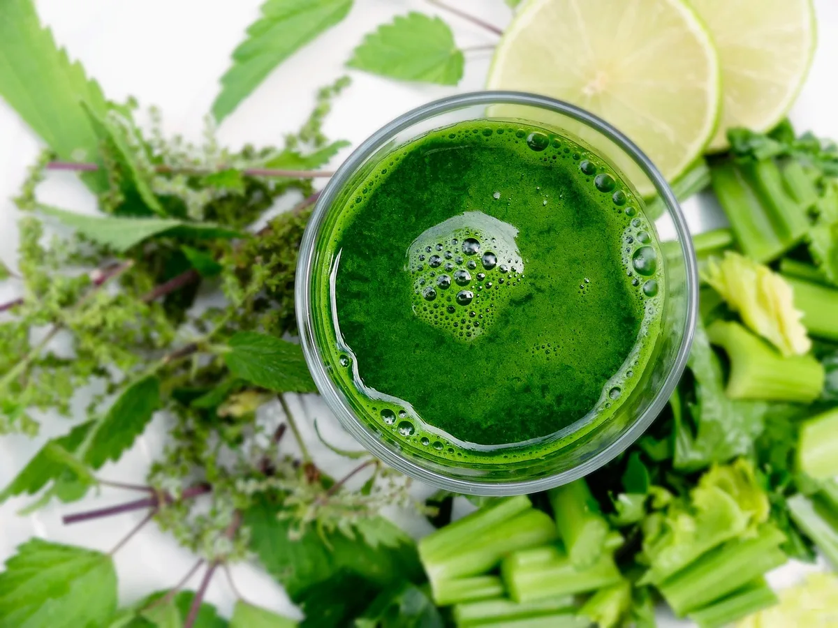 Bouteilles de smoothies industriels alignées en rayon