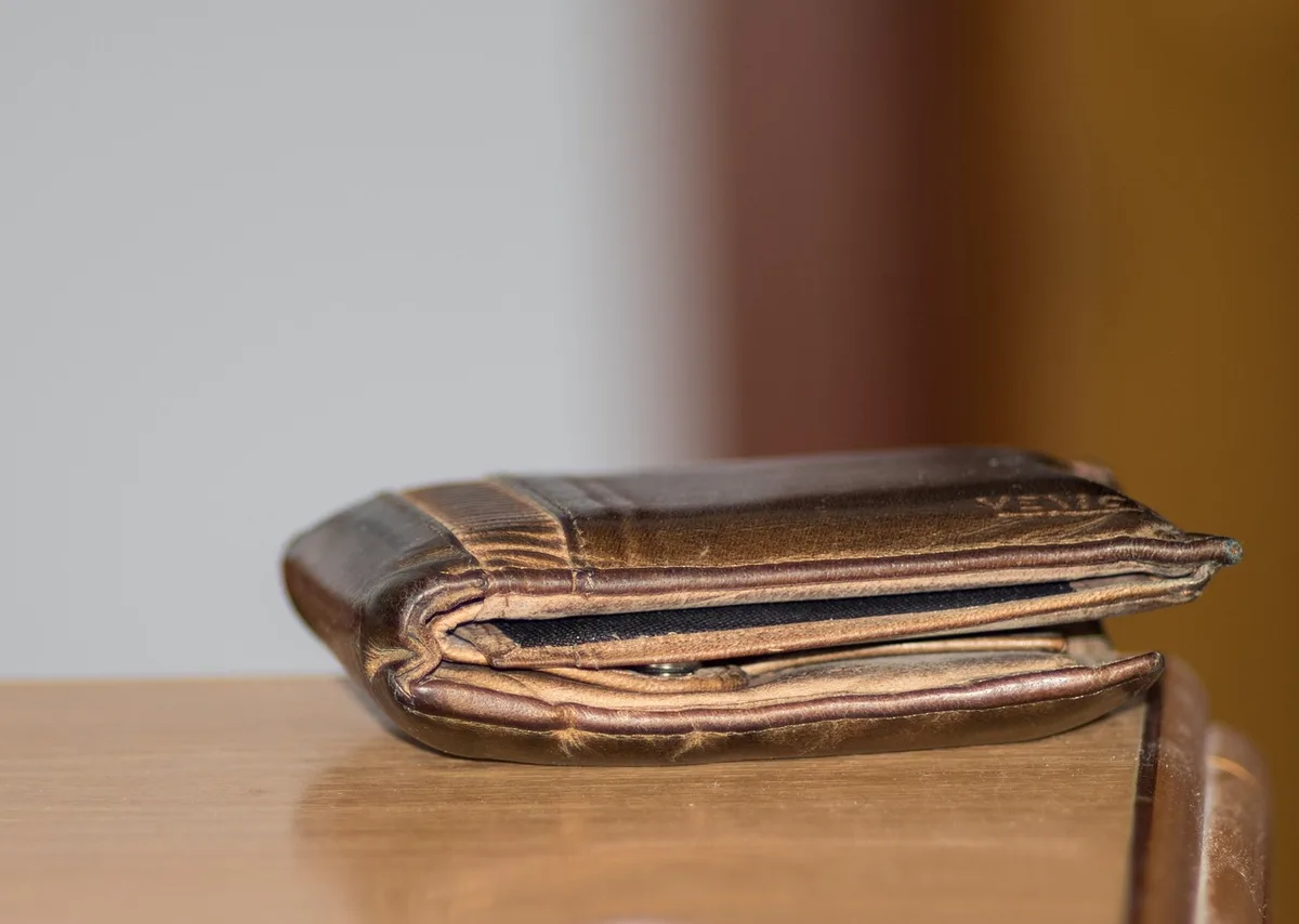 Documents de paie et calculatrice sur un bureau lumineux