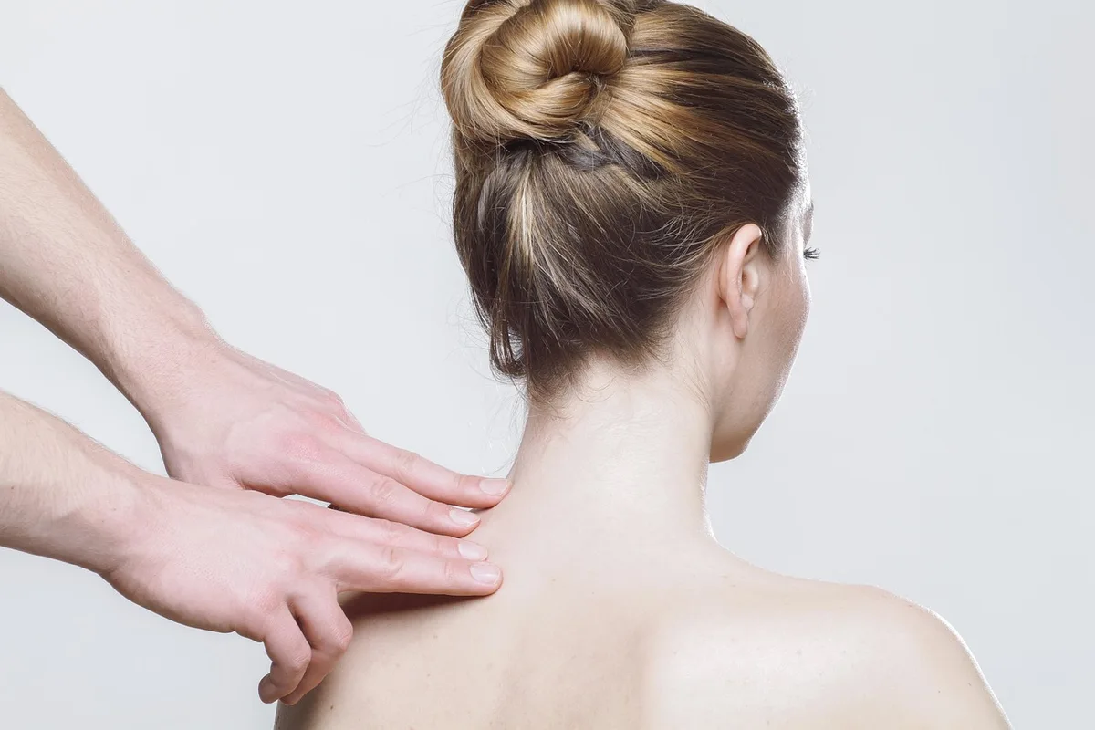 Mains démêlant différentes textures de cheveux bouclés près d'une fenêtre