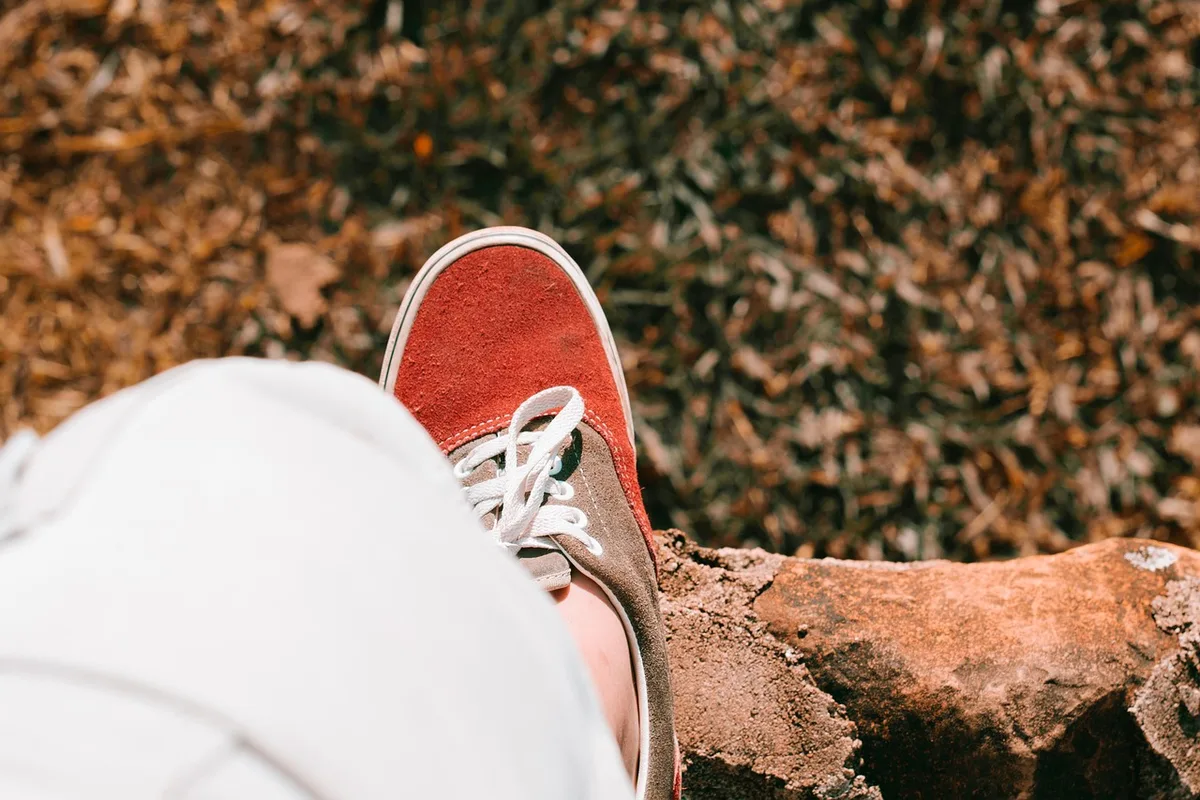 Pied dans une chaussure montrant frottement sur la peau