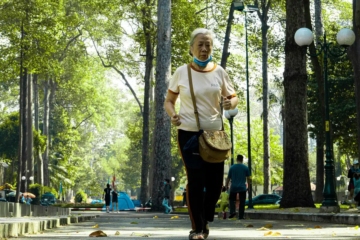 Personne marchant en plein jour dans un parc pour illustrer les pratiques quotidiennes