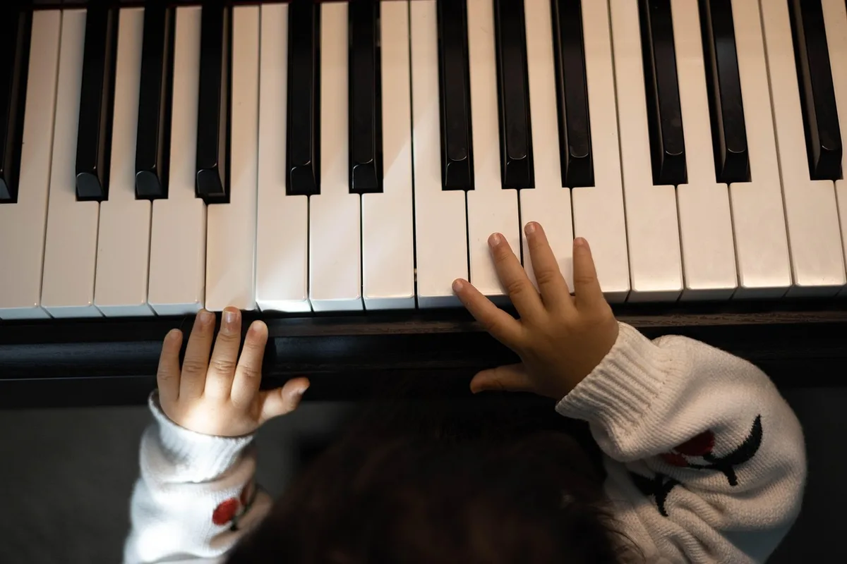 Mains montrant la technique d'insertion sur modèle ou démonstration éducative