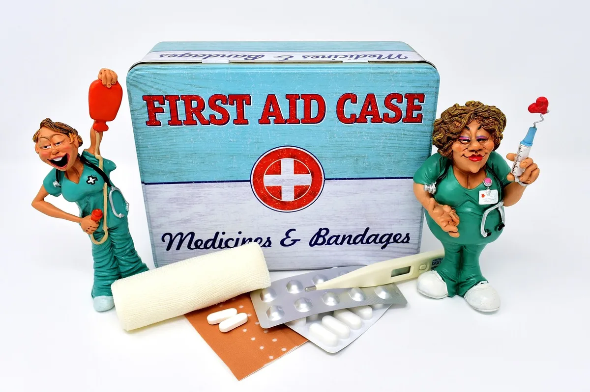Mains nettoyant une petite plaie avec compresses et antiseptique
