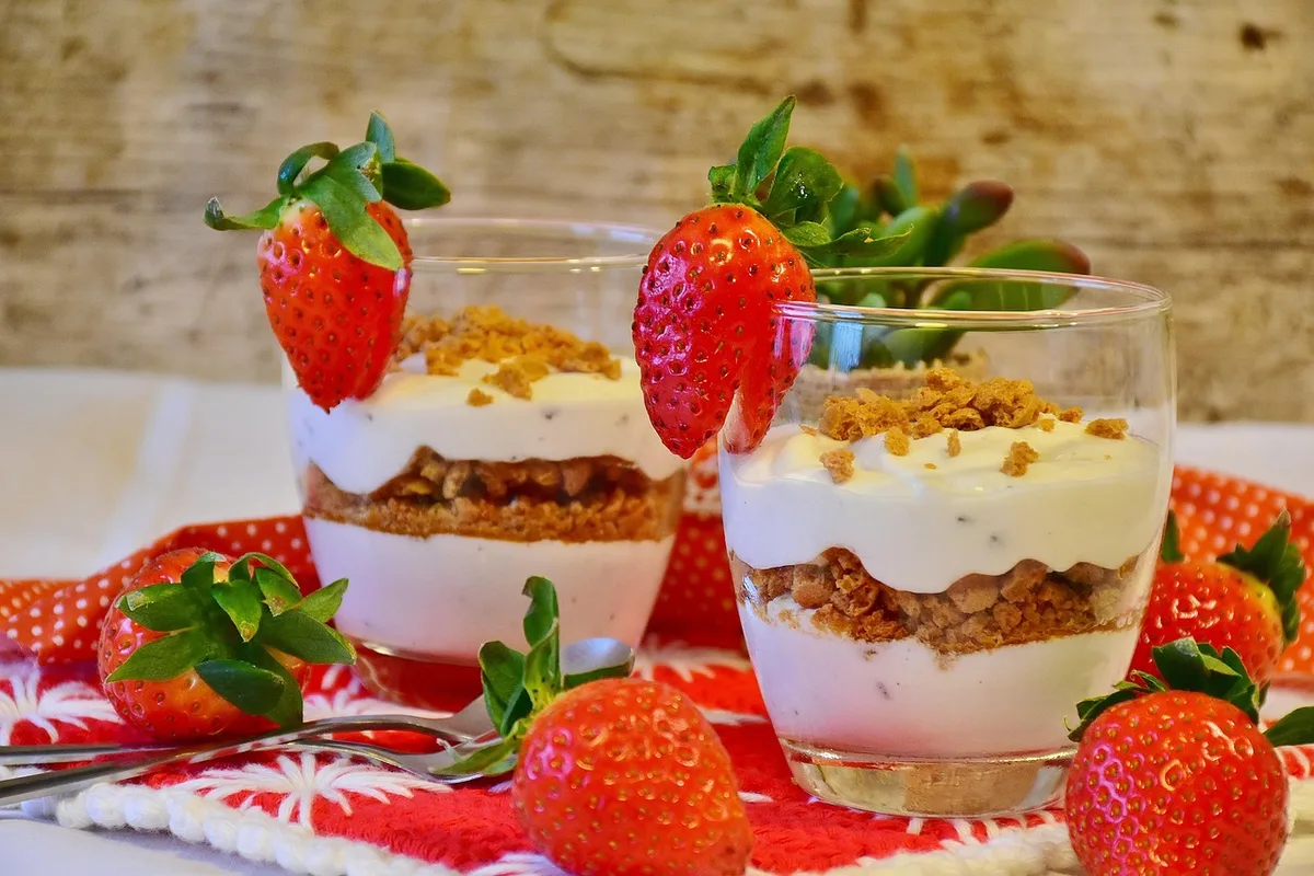 Pot de yaourt glacé avec toppings sucrés sur un comptoir