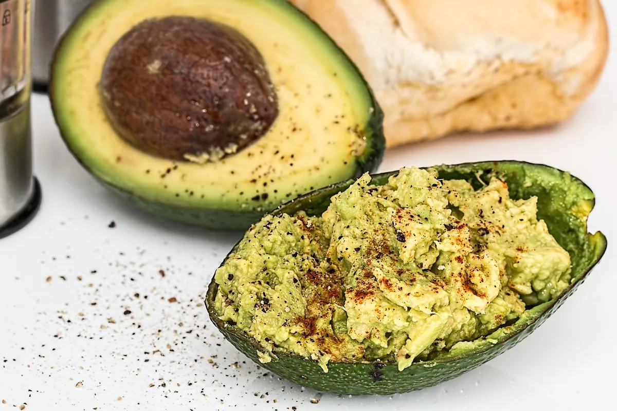 Bol de salade avec avocat, noix et vinaigrette