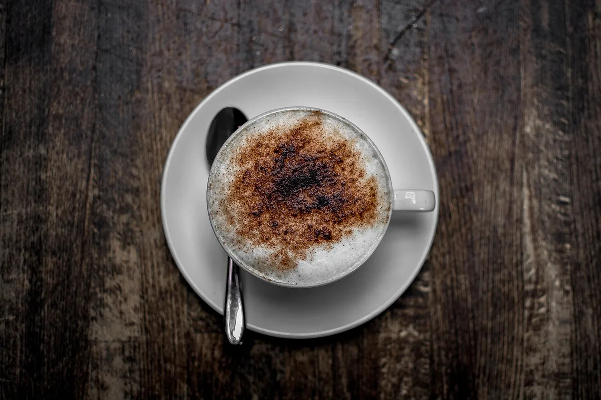 Café latte et smoothie sur une table, boissons caloriques à côté d'une tasse d'eau