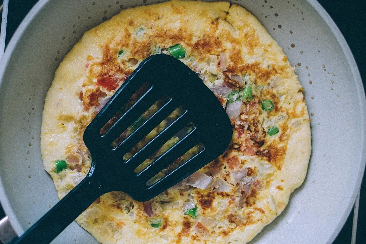 Assiette équilibrée avec aliments riches en protéines et fibres pour favoriser la satiété
