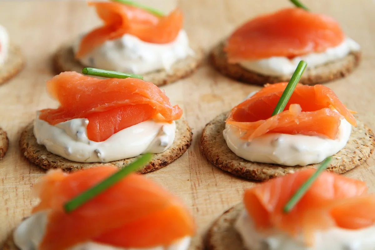 Petite portion de fromage sur assiette posée sur une table en journée