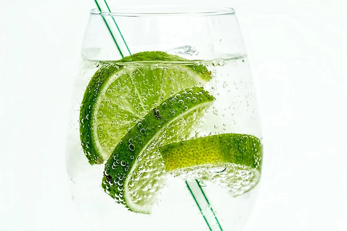 Complément de fer à côté d'un verre de jus d'orange
