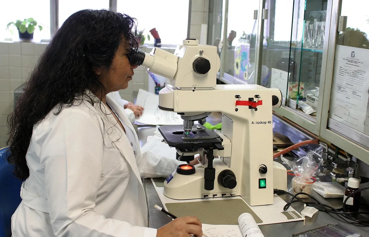 Prélèvement sanguin et flacon de laboratoire pour dosage bêta‑hCG