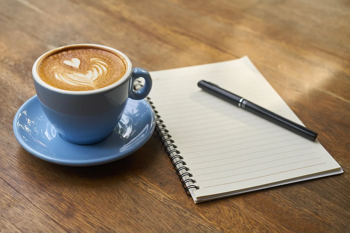 Carnet avec dates des dernières règles et notes posés sur une table