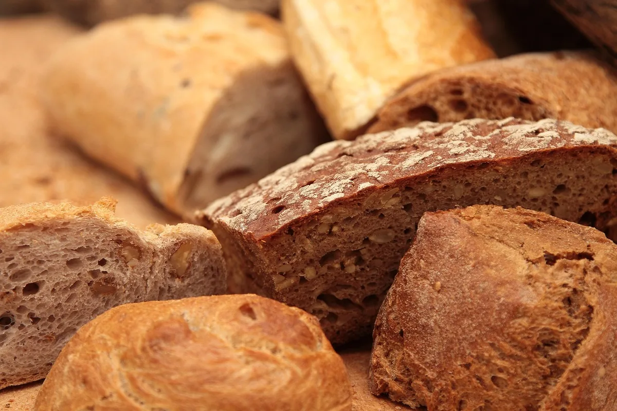 Tartine de pain complet avec une portion de cancoillotte mesurée