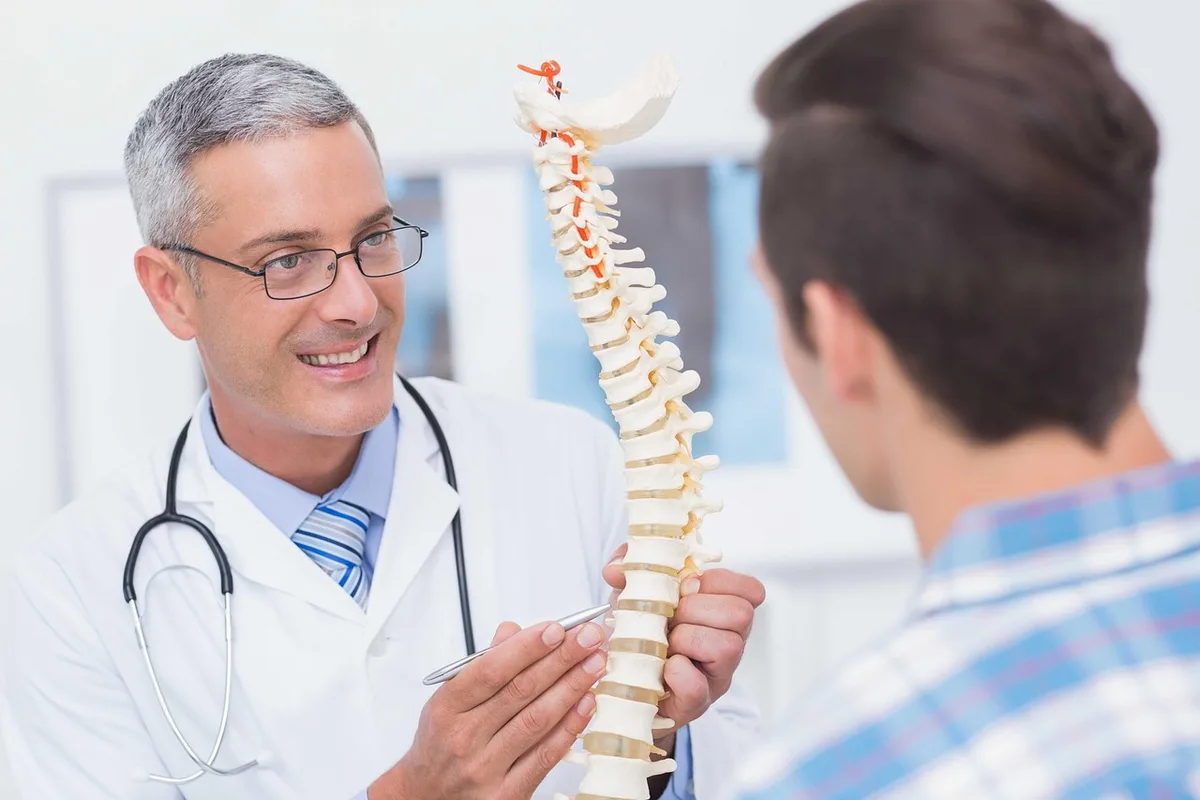 Patient discutant des anticoagulants avec un médecin en consultation