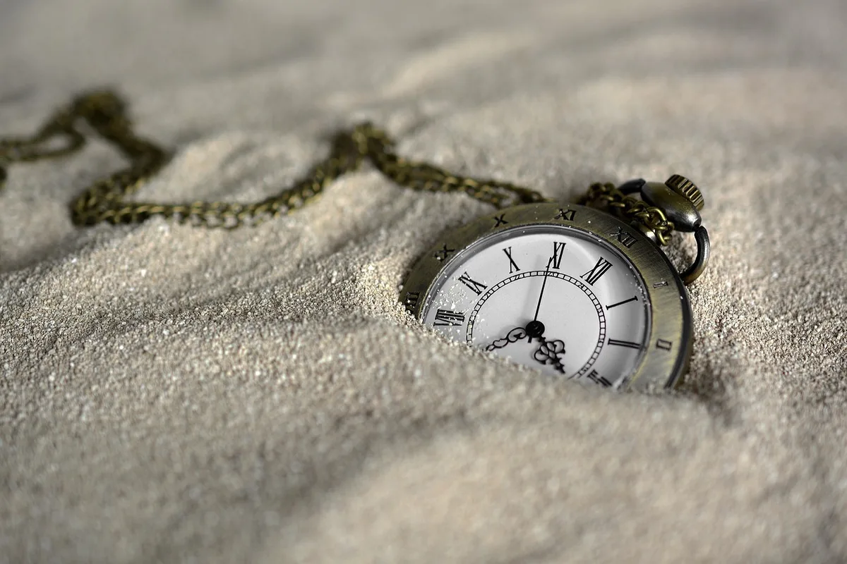 Employé·e posant une boîte-repas près d'une horloge dans un espace de pause
